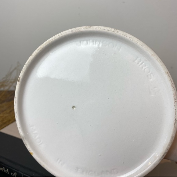 Johnson Bros England MCM Teapot, Medallion Design - Picture 9 of 12